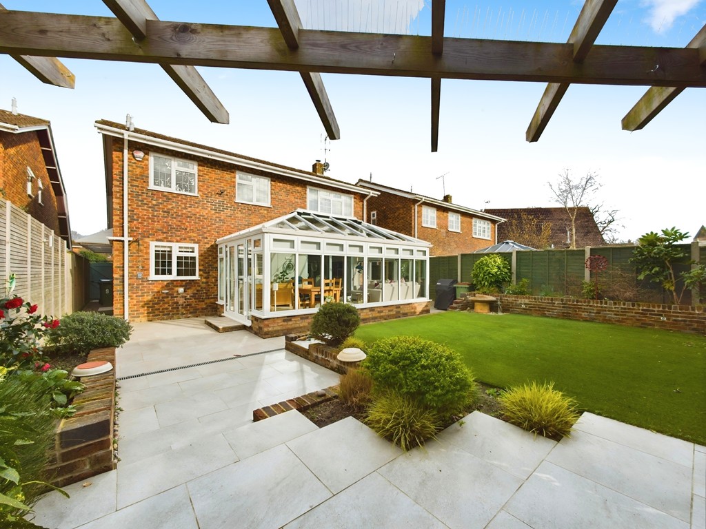 4 bed detached house for sale in Reynard Close, Horsham - Property Image 1