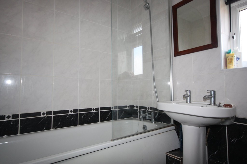 2 bed flat to rent in Tanyard Close, Horsham  - Property Image 5
