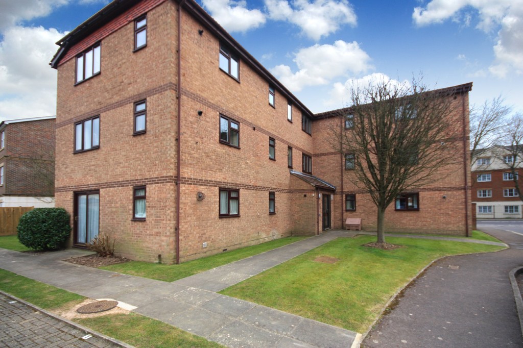 2 bed flat to rent in Tanyard Close, Horsham