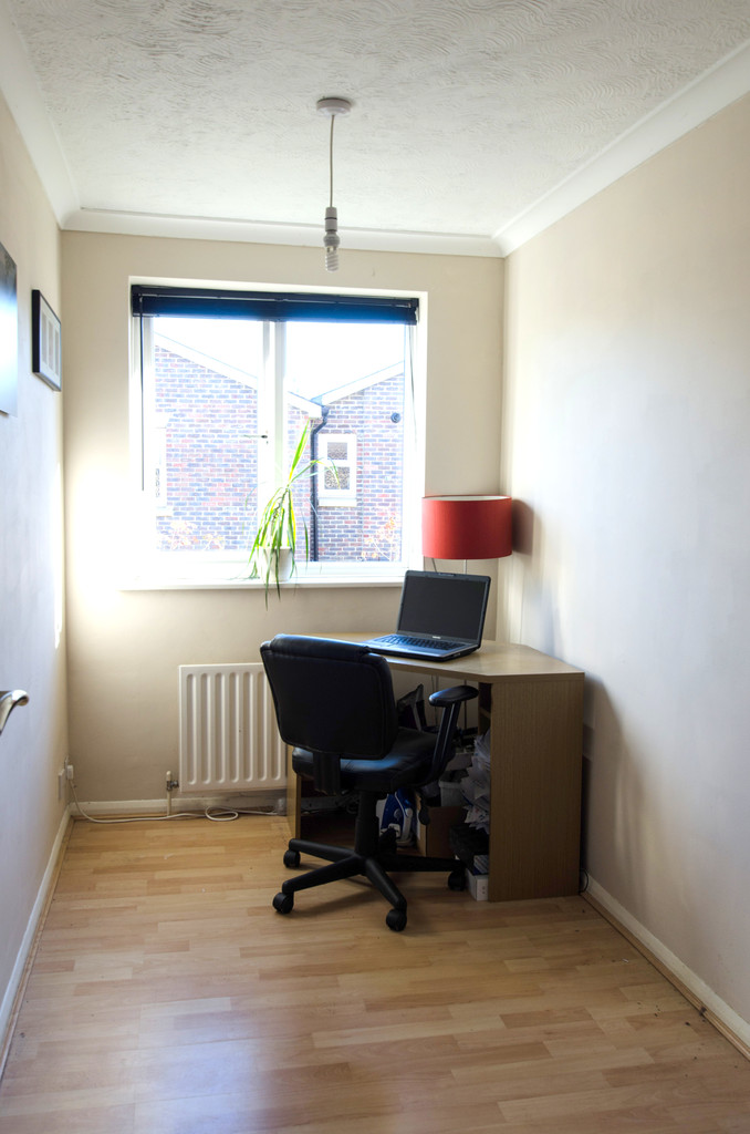 2 bed flat to rent in Tanyard Close, Horsham  - Property Image 6