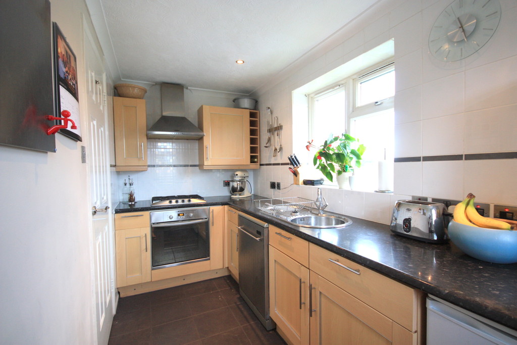 2 bed flat to rent in Tanyard Close, Horsham  - Property Image 4