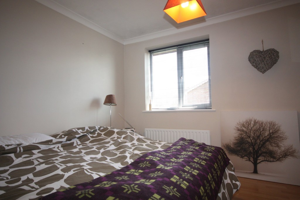 2 bed flat to rent in Tanyard Close, Horsham  - Property Image 7