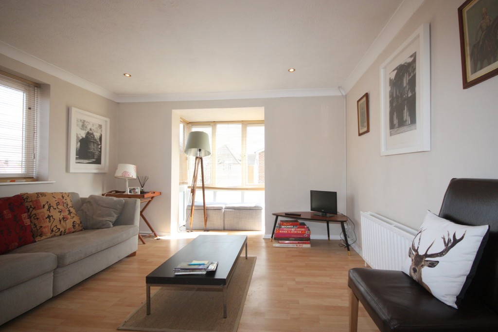 2 bed flat to rent in Tanyard Close, Horsham  - Property Image 2