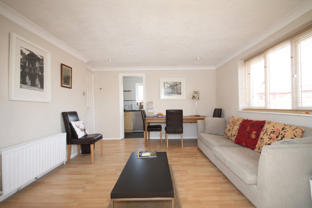 2 bed flat to rent in Tanyard Close, Horsham  - Property Image 3