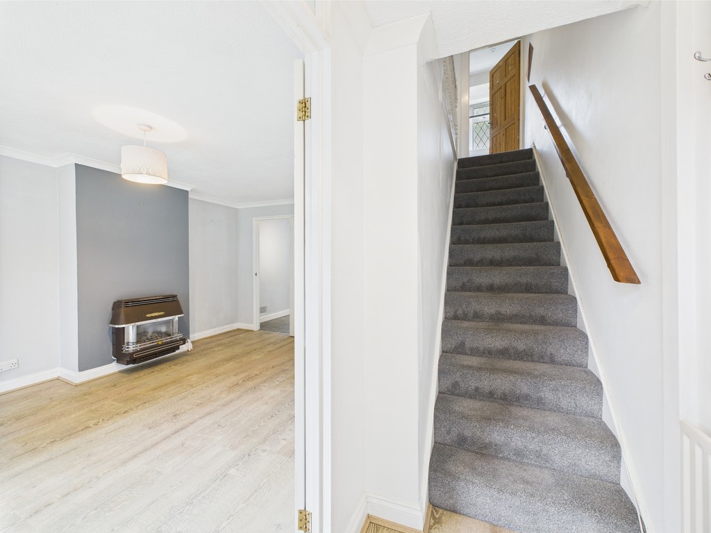 3 bed terraced house to rent in Farhalls Crescent, Horsham  - Property Image 2