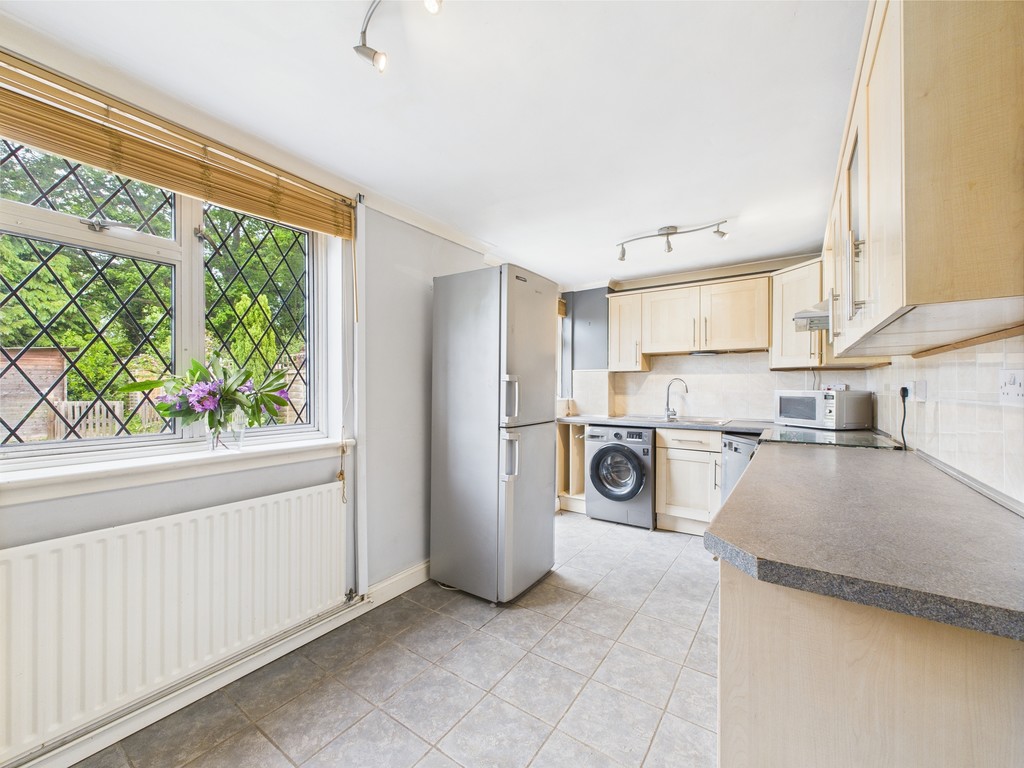 3 bed terraced house to rent in Farhalls Crescent, Horsham  - Property Image 4