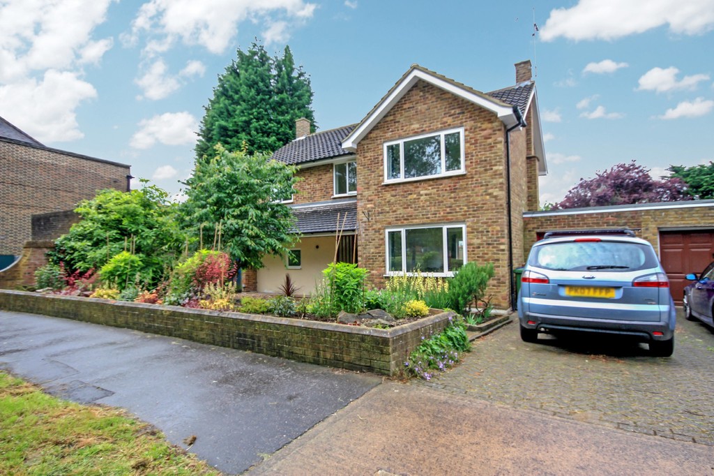 4 bed link detached house to rent in Caterways, Horsham, RH12