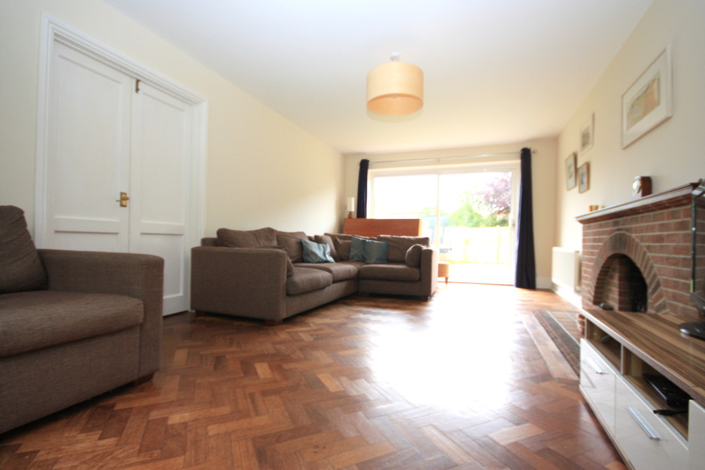 4 bed link detached house to rent in Caterways, Horsham  - Property Image 2