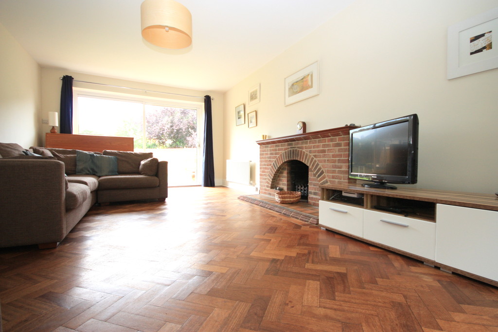 4 bed link detached house to rent in Caterways, Horsham  - Property Image 8