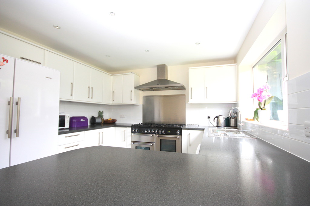 4 bed link detached house to rent in Caterways, Horsham  - Property Image 9