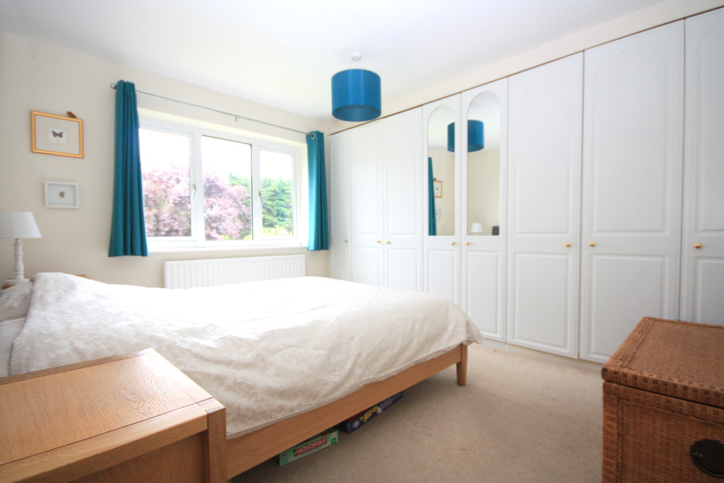 4 bed link detached house to rent in Caterways, Horsham  - Property Image 5