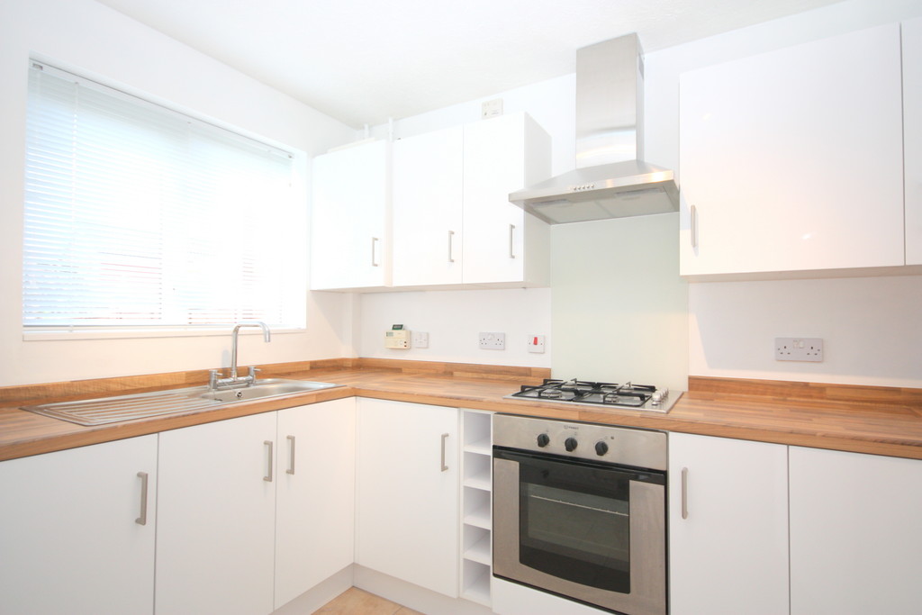 3 bed end of terrace house to rent in Ropeland Way, Horsham  - Property Image 2