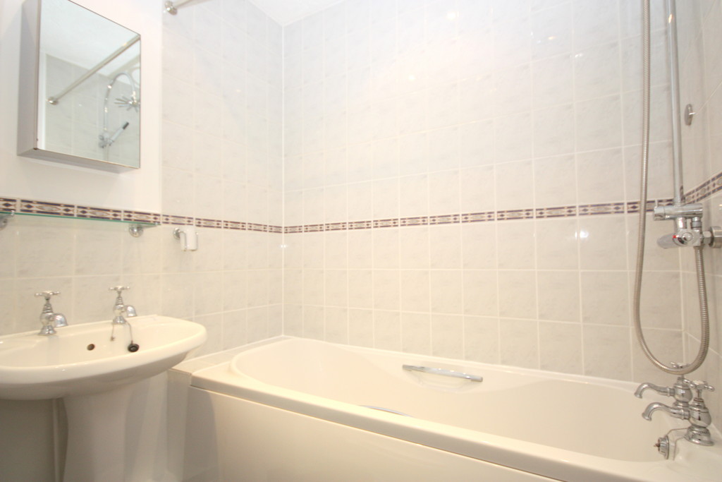 3 bed end of terrace house to rent in Ropeland Way, Horsham  - Property Image 3