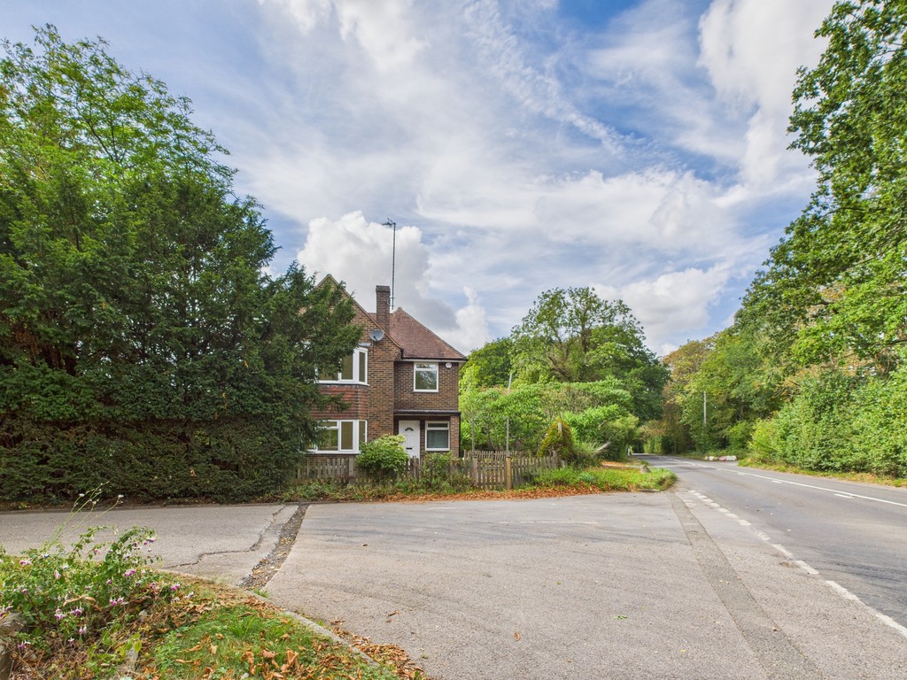 3 bed detached house to rent in Guildford Road, Broadbridge Heath, RH12