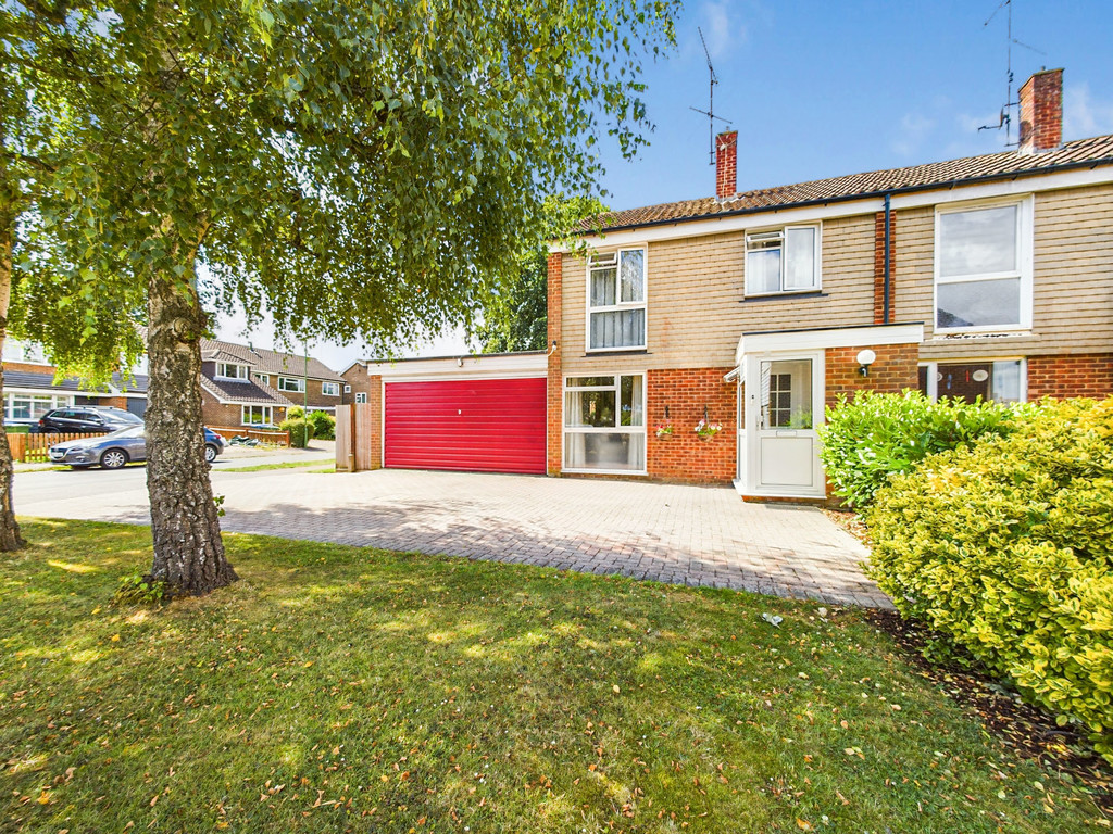 3 bed end of terrace house for sale in Corsletts Avenue, Horsham - Property Image 1