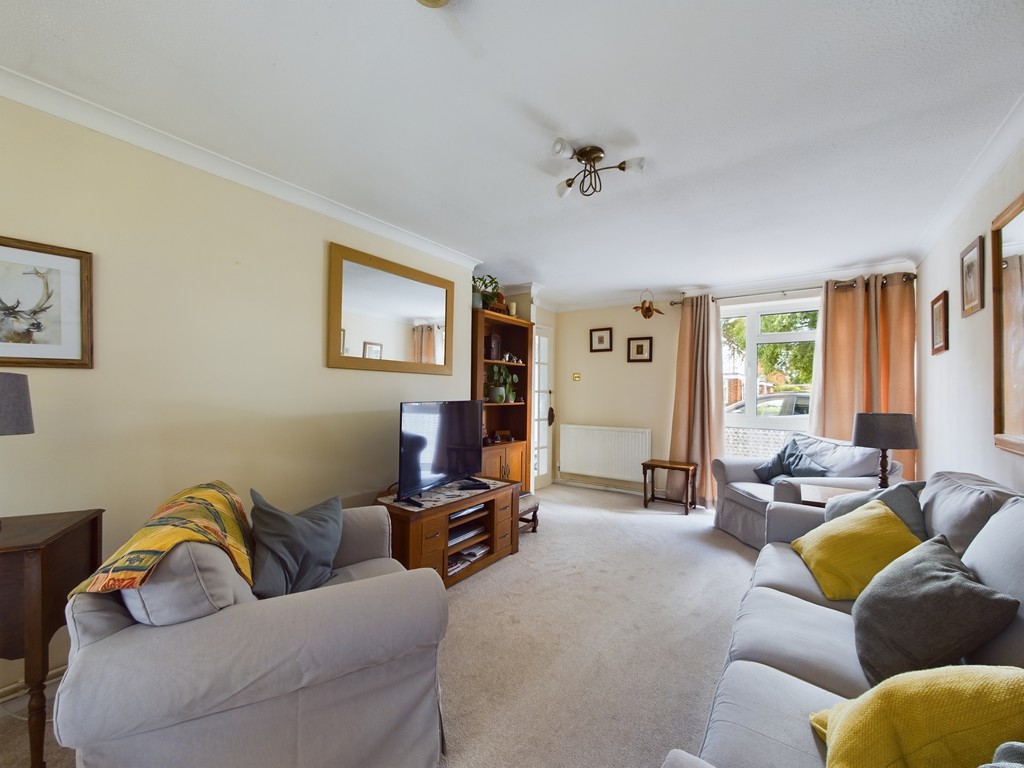 3 bed end of terrace house for sale in Corsletts Avenue, Horsham  - Property Image 2
