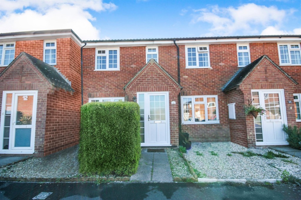 3 bed terraced house to rent in Fenhurst Close, Horsham  - Property Image 1