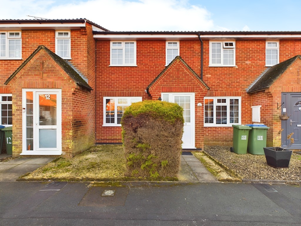 3 bed terraced house to rent in Fenhurst Close, Horsham, RH12