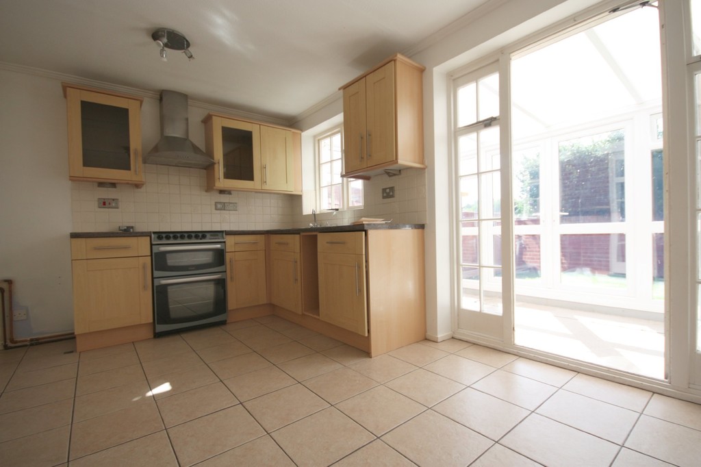 3 bed terraced house to rent in Fenhurst Close, Horsham  - Property Image 3