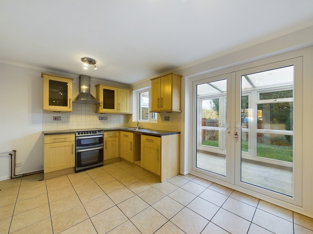 3 bed terraced house to rent in Fenhurst Close, Horsham  - Property Image 2