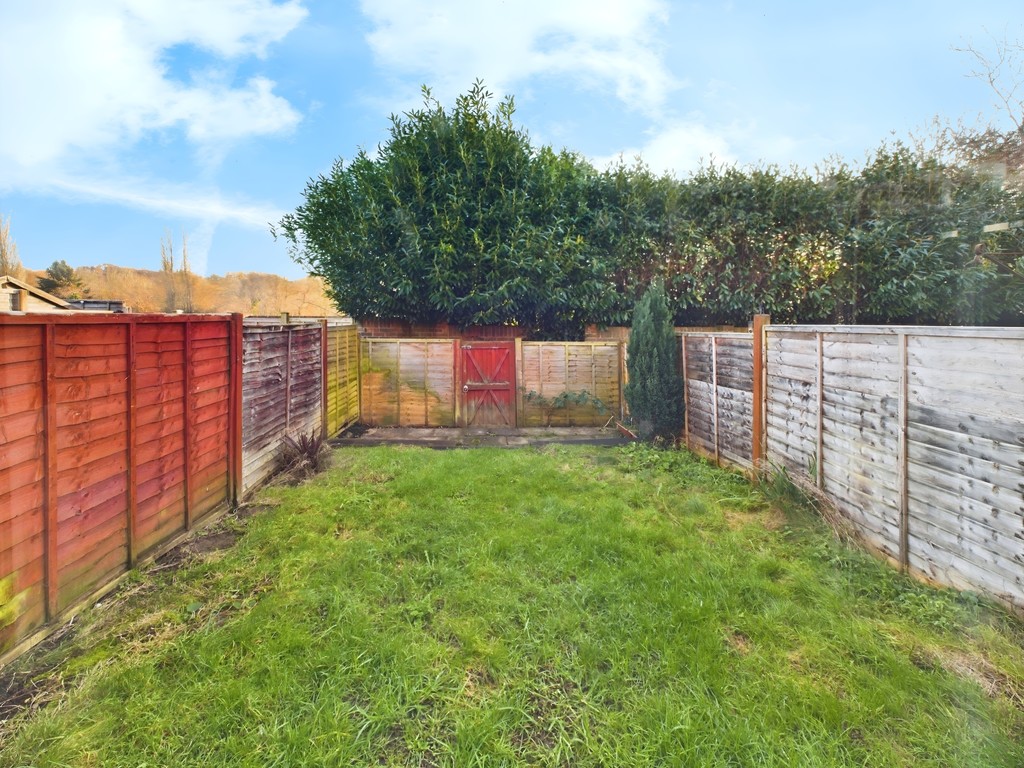 3 bed terraced house to rent in Fenhurst Close, Horsham  - Property Image 5