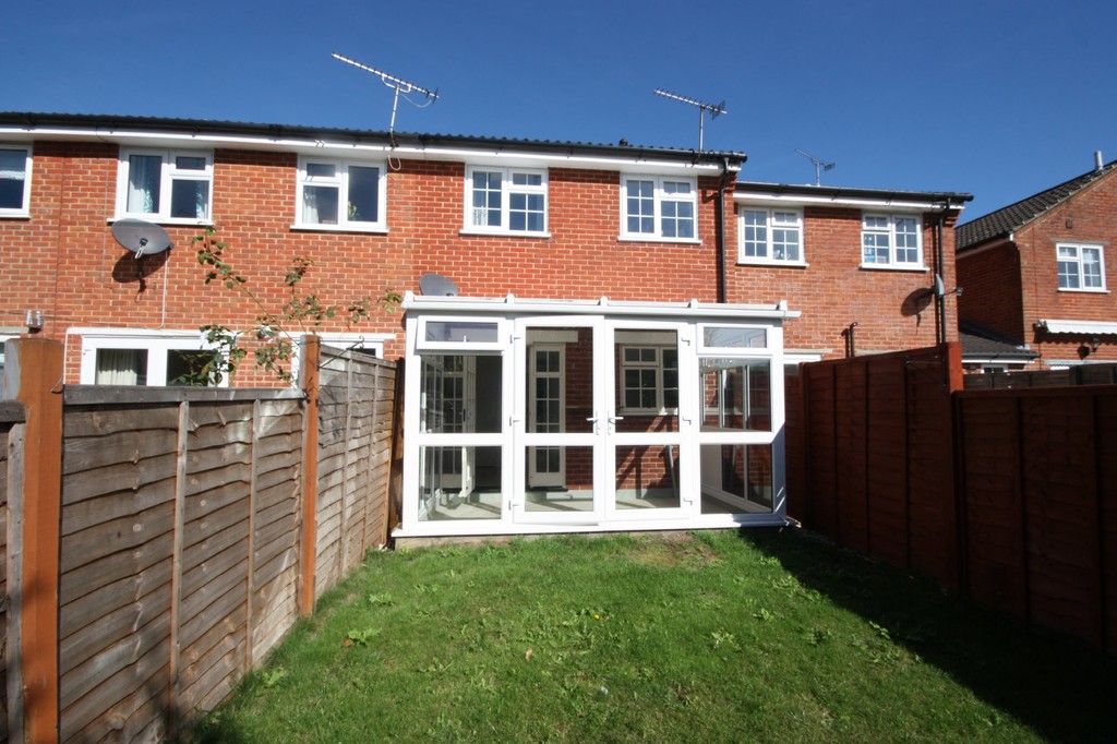 3 bed terraced house to rent in Fenhurst Close, Horsham  - Property Image 6