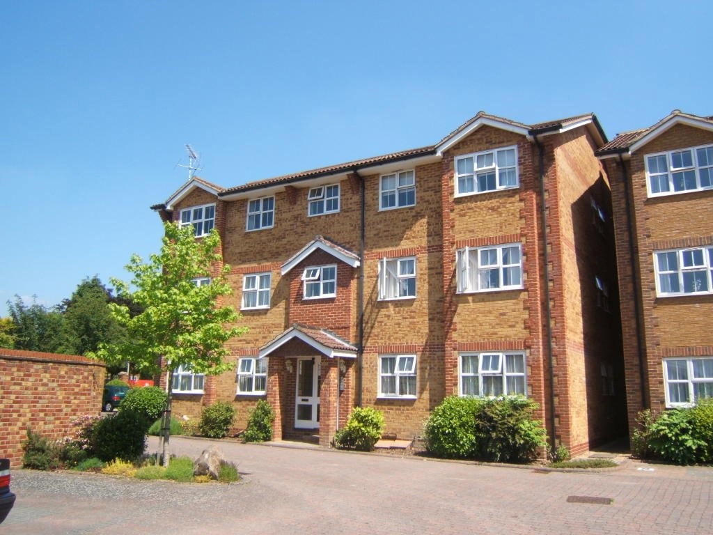 2 bed flat to rent in Trinity Court, Horsham - Property Image 1