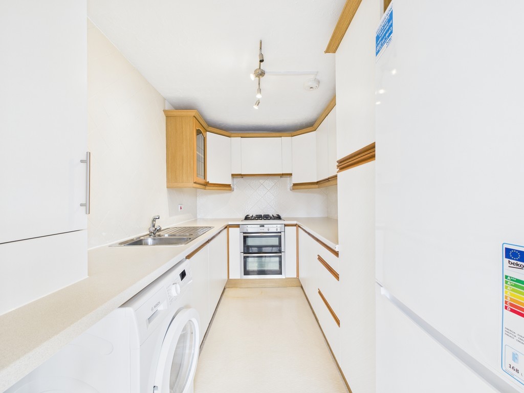 2 bed apartment to rent in April Close, Horsham  - Property Image 2