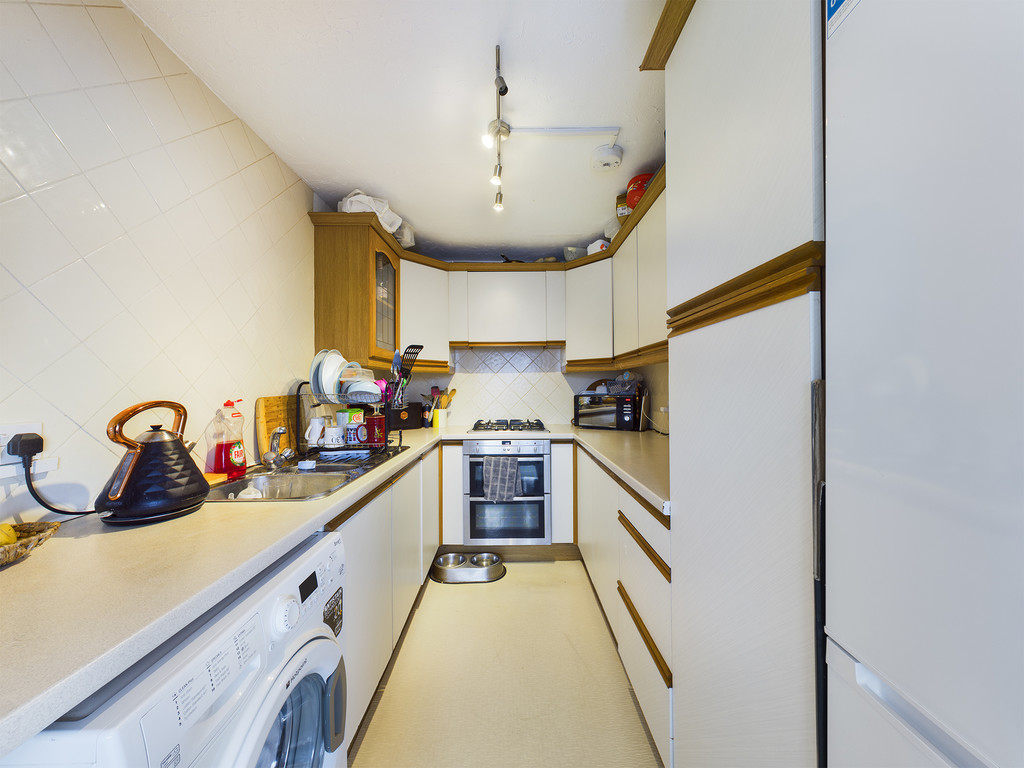 2 bed apartment to rent in April Close, Horsham  - Property Image 4
