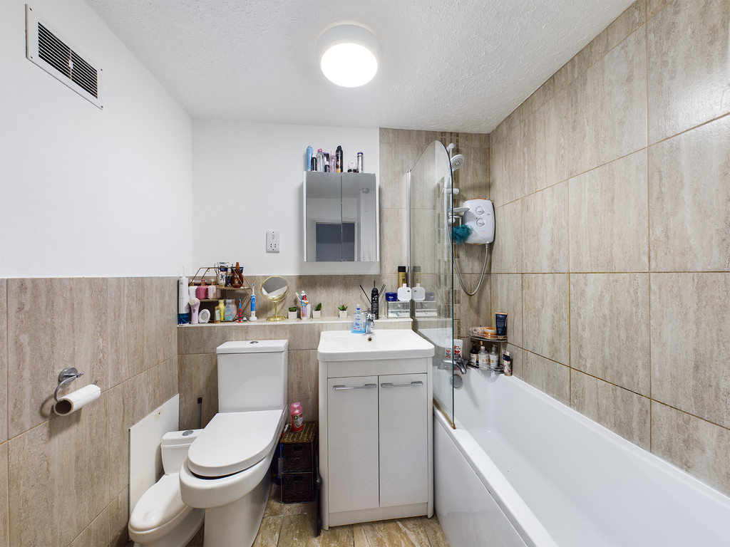 2 bed apartment to rent in April Close, Horsham  - Property Image 6