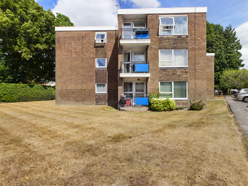 2 bed apartment to rent in April Close, Horsham