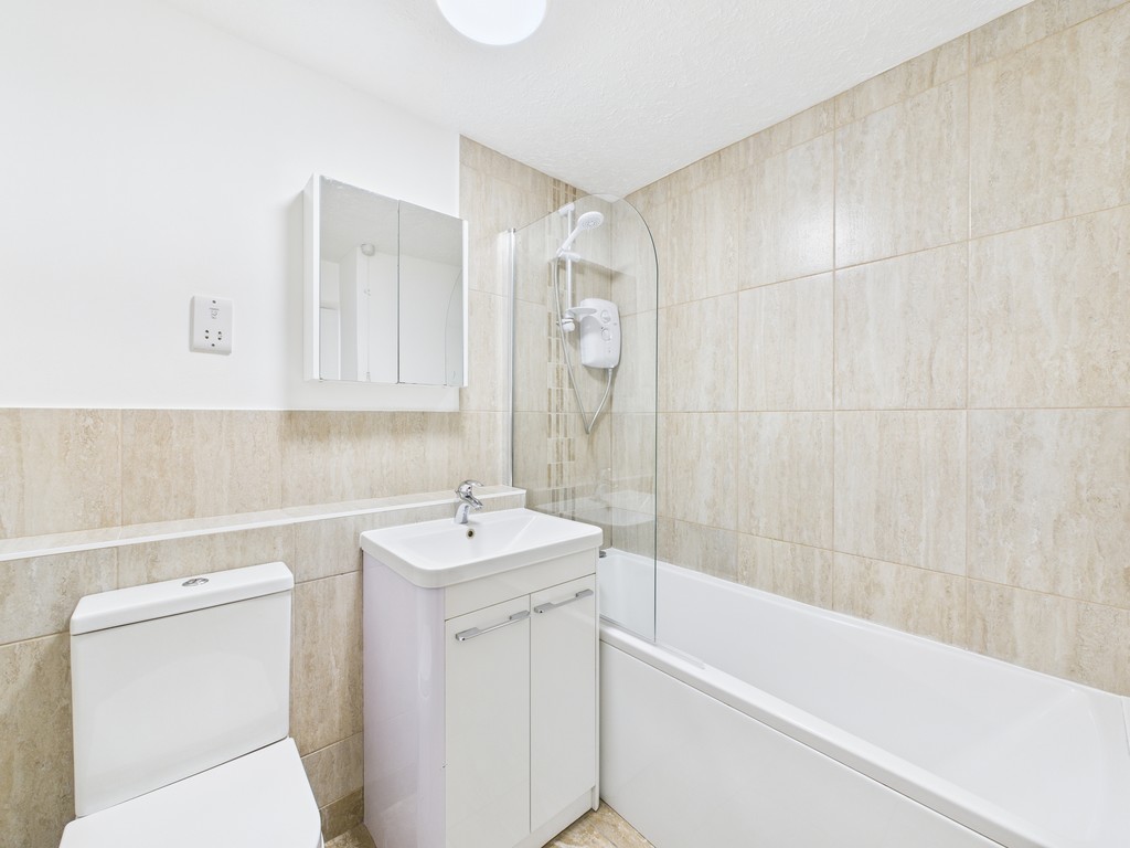 2 bed apartment to rent in April Close, Horsham  - Property Image 8