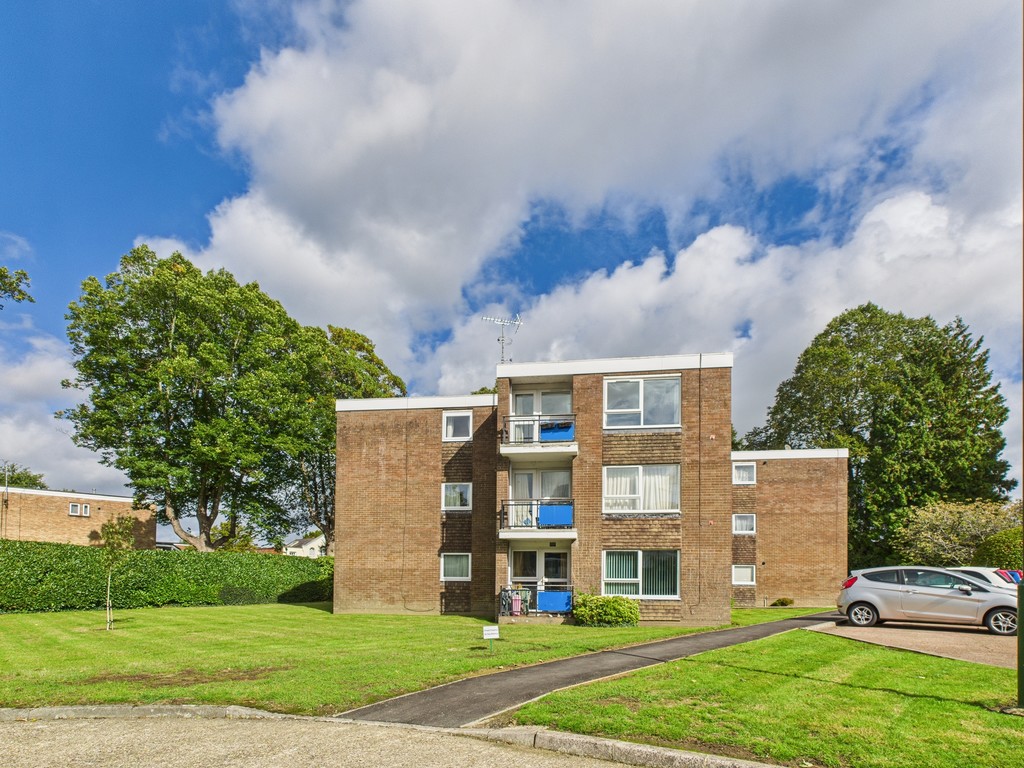 2 bed apartment to rent in April Close, Horsham