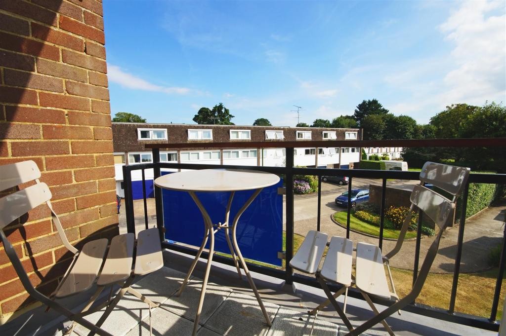 2 bed apartment to rent in April Close, Horsham  - Property Image 8