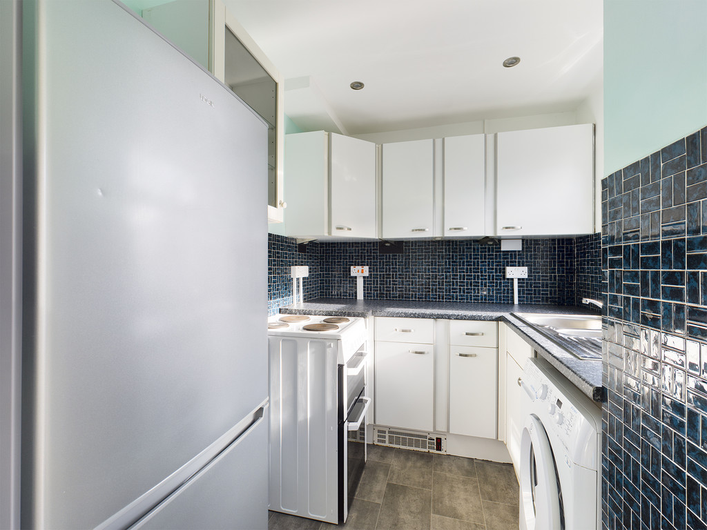 2 bed end of terrace house to rent in Chestnut Gardens, Horsham - Property Image 3