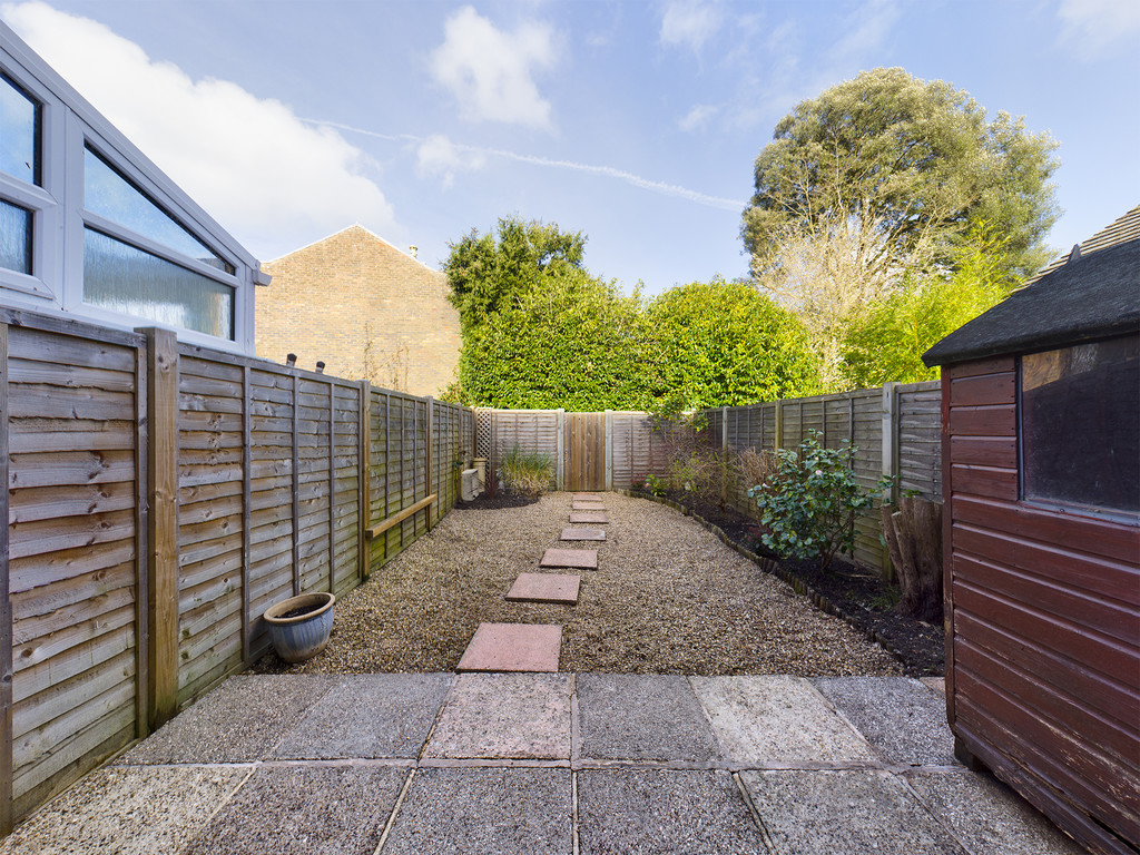 2 bed end of terrace house to rent in Chestnut Gardens, Horsham - Property Image 7