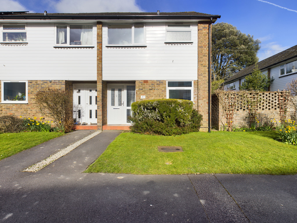 2 bed end of terrace house to rent in Chestnut Gardens, Horsham - Property Image 1