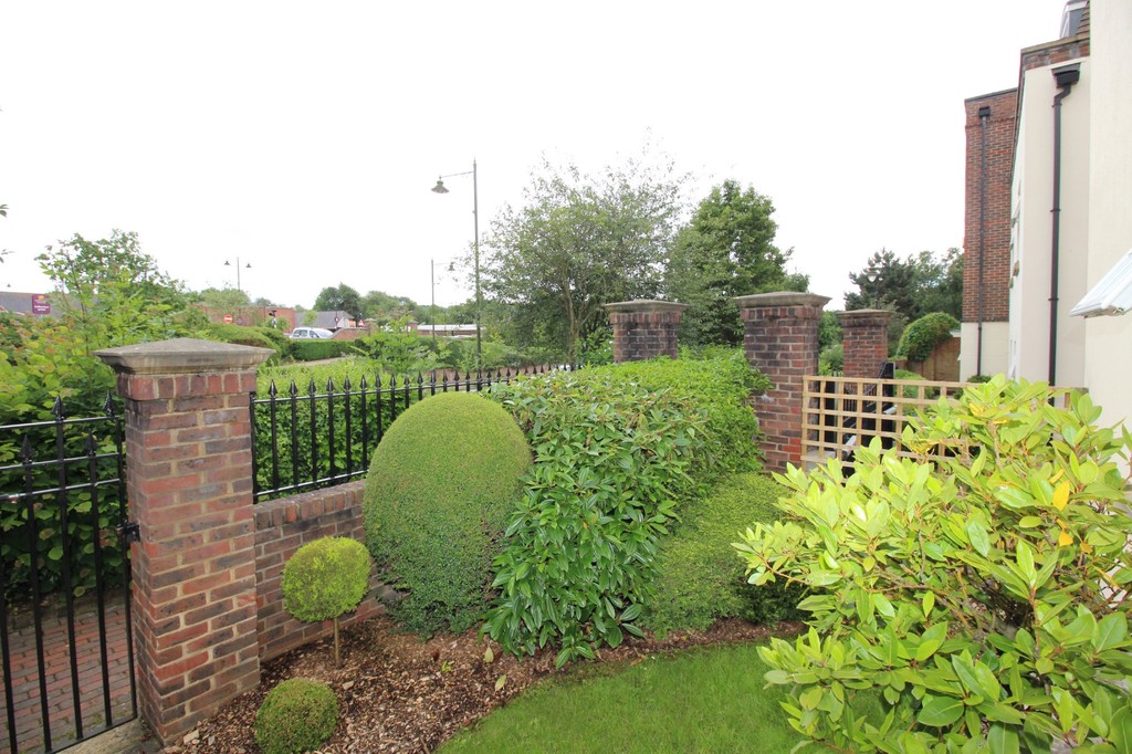 2 bed apartment to rent in Mitre Court, Worthing Road, Horsham  - Property Image 10
