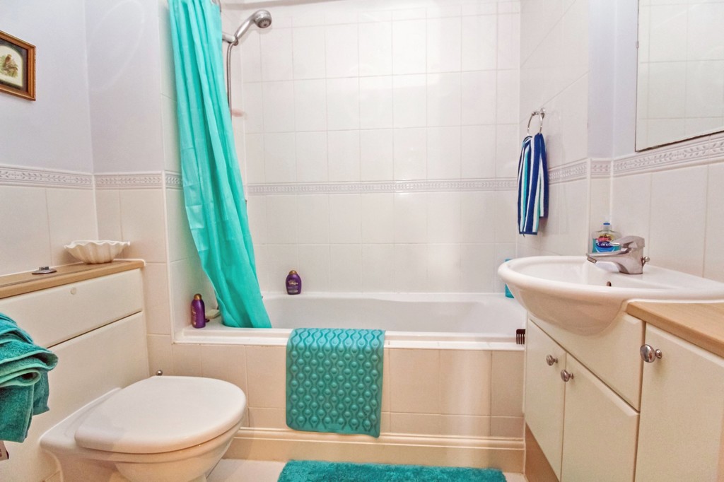 2 bed apartment to rent in Mitre Court, Worthing Road, Horsham  - Property Image 7