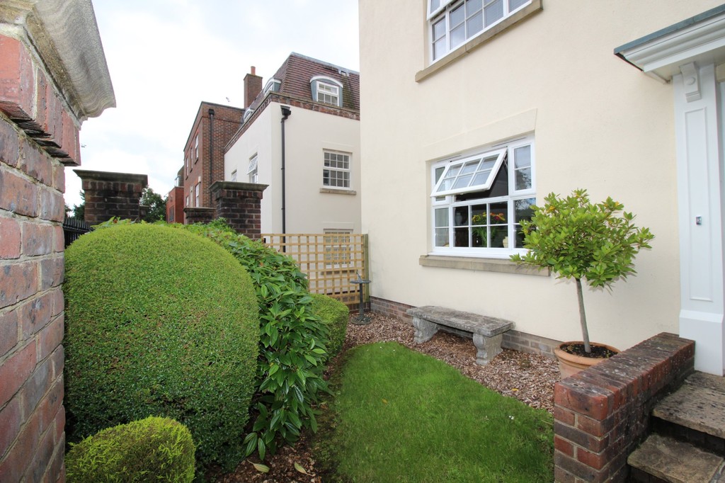 2 bed apartment to rent in Mitre Court, Worthing Road, Horsham  - Property Image 9