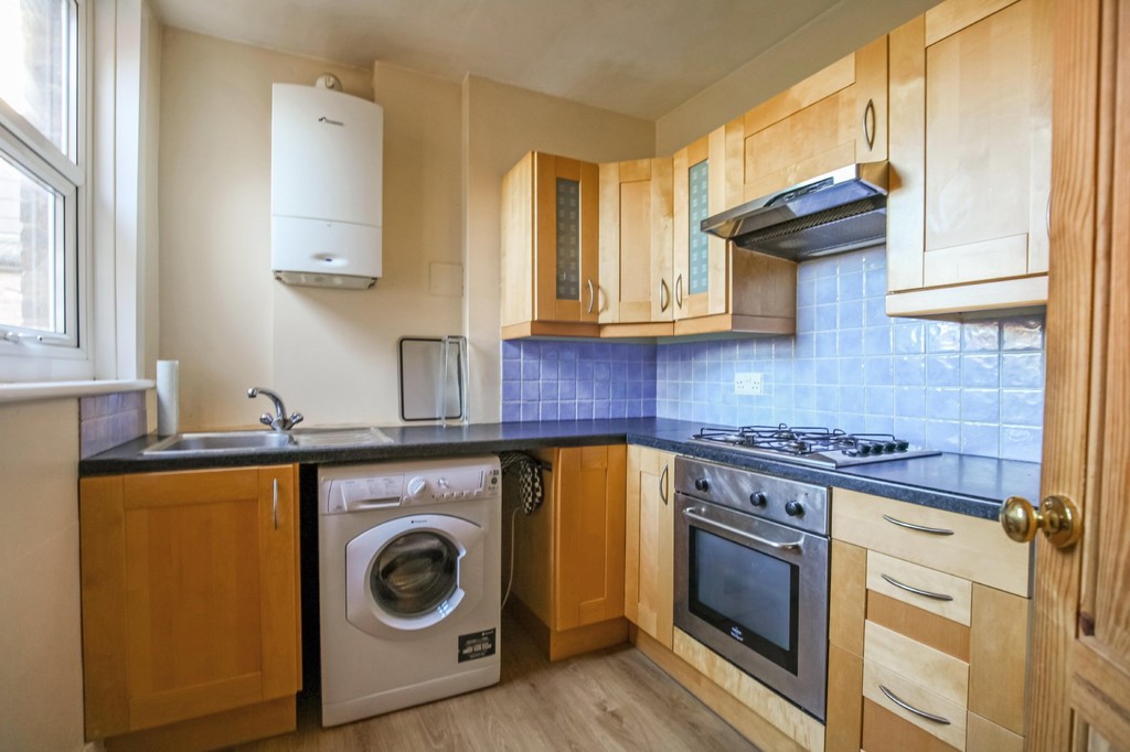 2 bed maisonette to rent in Clarence Road, Horsham  - Property Image 3