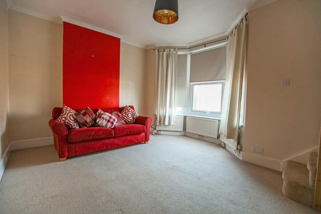 2 bed maisonette to rent in Clarence Road, Horsham  - Property Image 2