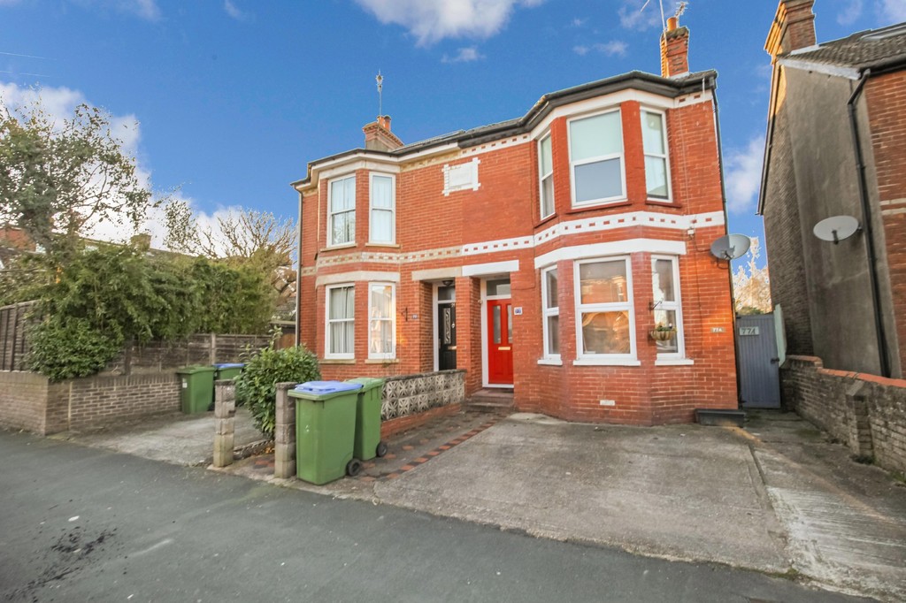 2 bed maisonette to rent in Clarence Road, Horsham