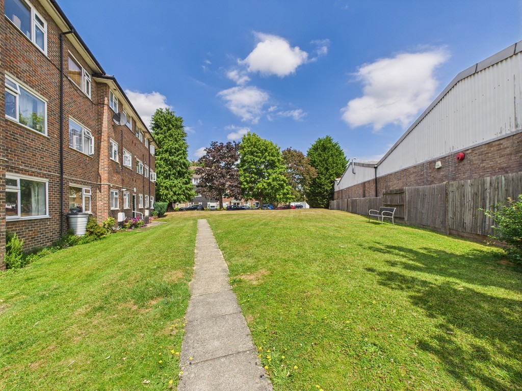 2 bed apartment to rent in Hurst Court, Horsham  - Property Image 11