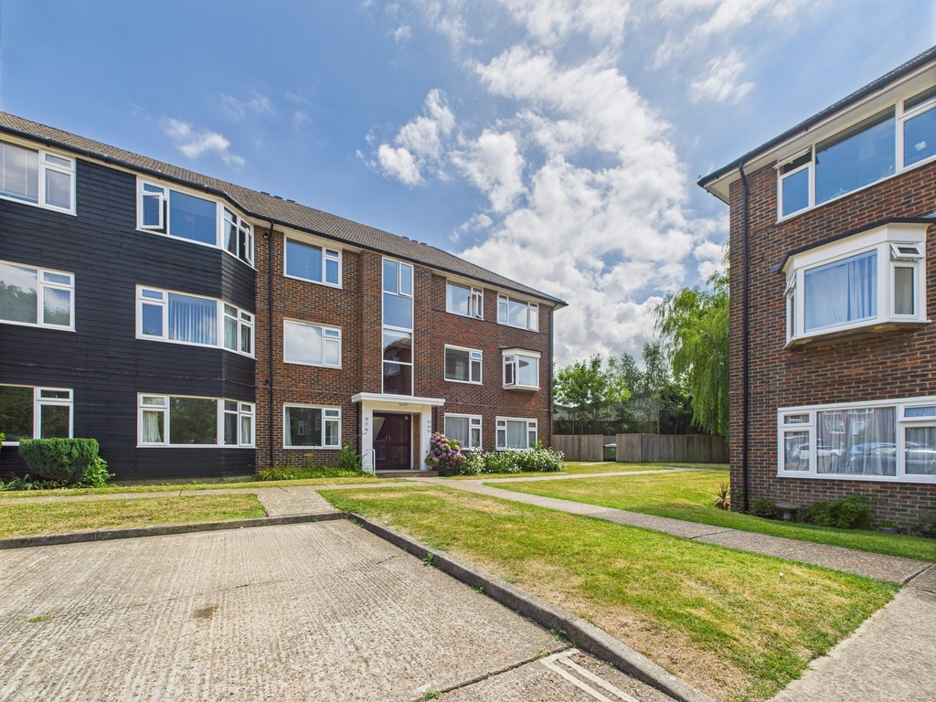 2 bed apartment to rent in Hurst Court, Horsham  - Property Image 1