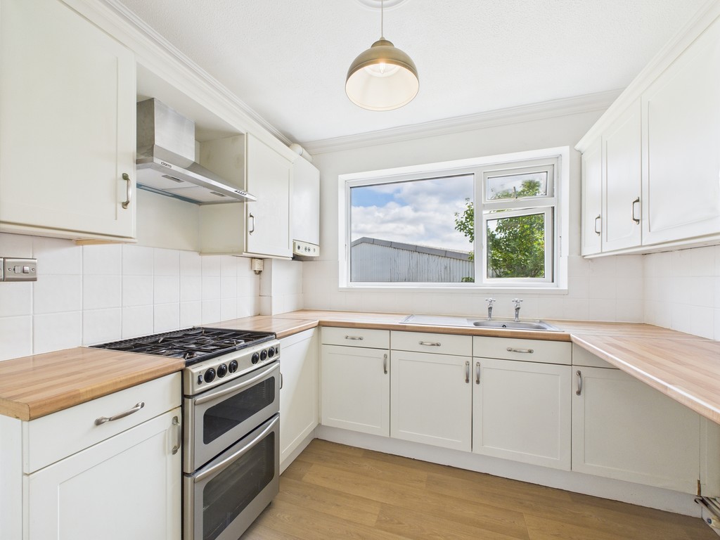 2 bed apartment to rent in Hurst Court, Horsham  - Property Image 2