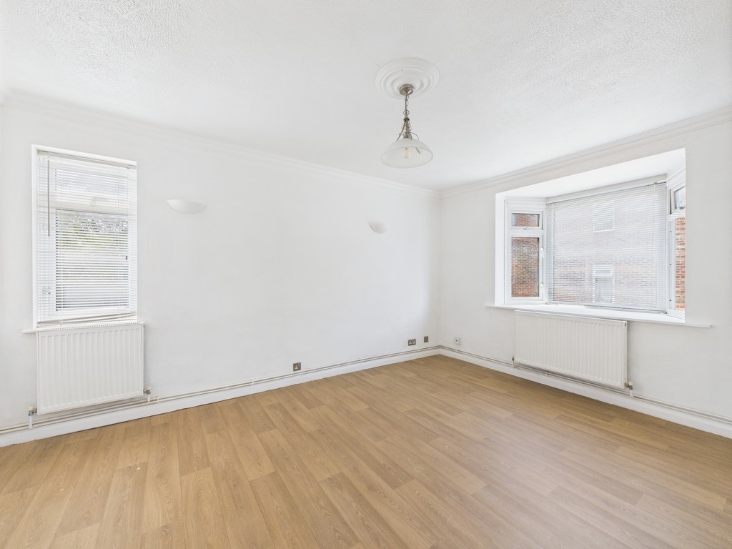 2 bed apartment to rent in Hurst Court, Horsham  - Property Image 3