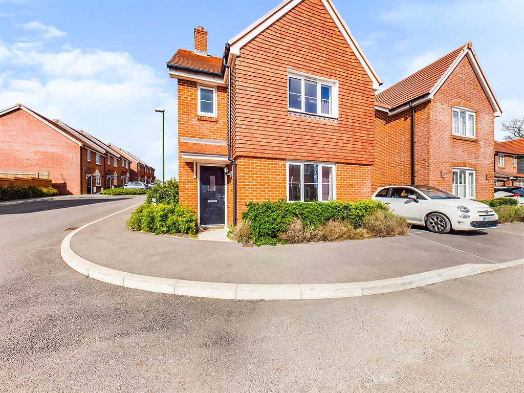 3 bed detached house to rent in Rhodes Way, Billingshurst