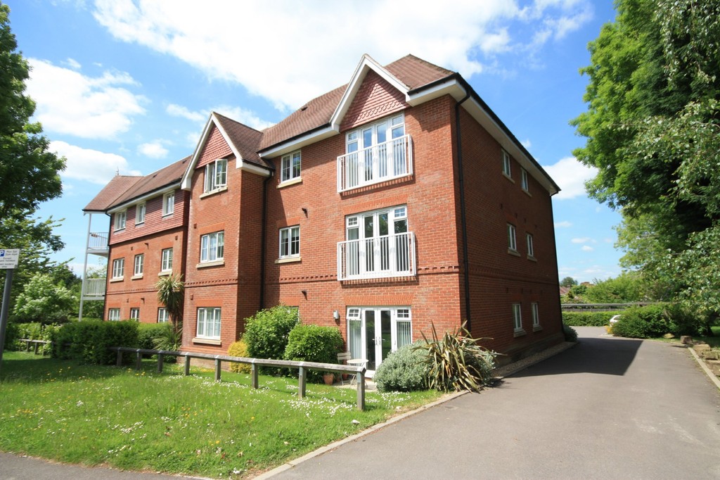 2 bed apartment to rent in Hurst Court, Horsham  - Property Image 3