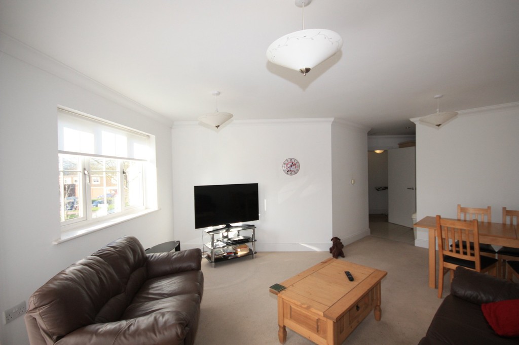 2 bed apartment to rent in Hurst Court, Horsham  - Property Image 5